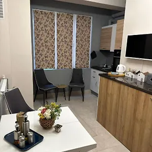 Centre Stylish With Private Backyard Apartment